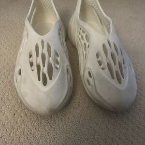 Adidas Mens Yeezy Foam RNNR Ararat